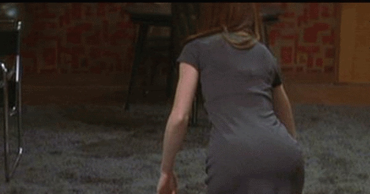 Фото несносной девушки задирающей кожаную юбку и показывающей свою задницу в постели