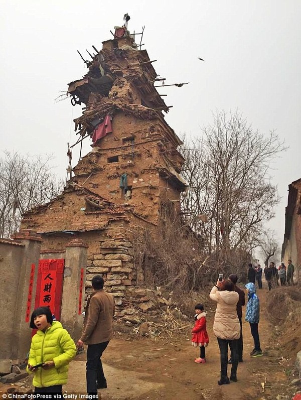 В Китае душевнобольной мужчина построил 7-этажную башню Китай, самострой, башня, длиннопост