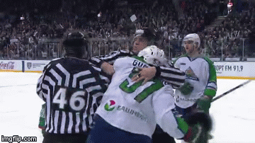 Гончаров швыряет шлем Уилсону в голову