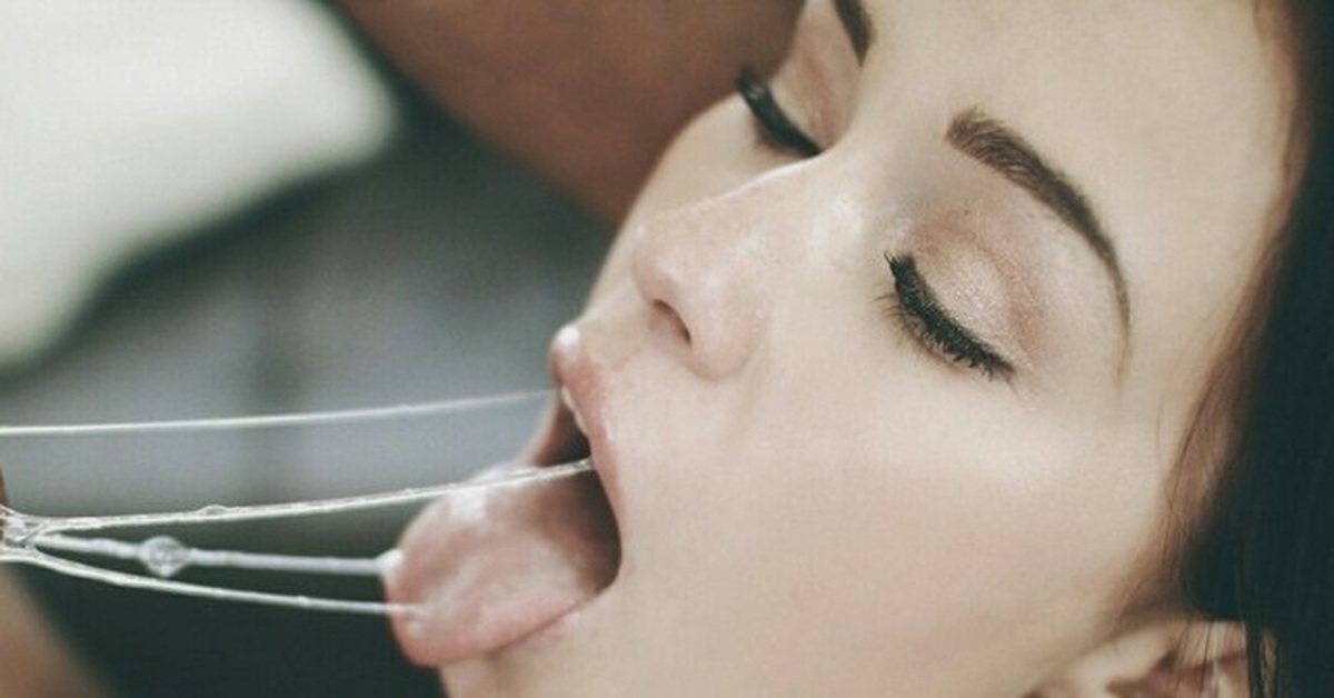 Голая японка с маленькой грудью целуется с лесбухой и пускает слюни ей на язык
