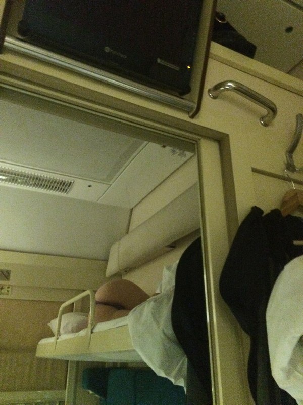 Гламурная русская чика подрочила в поезде