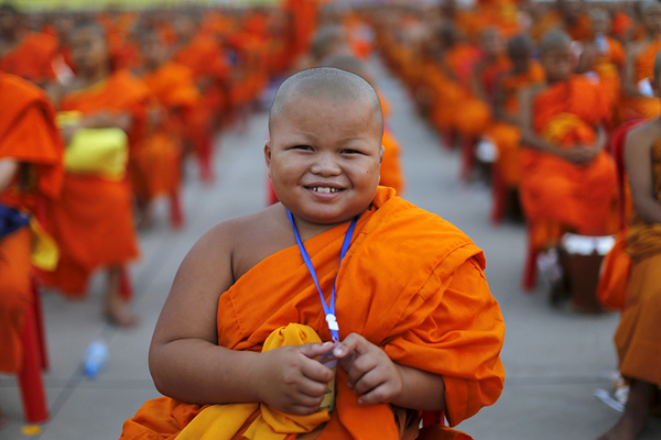 Более 100 тысяч буддийских монахов и послушников собрались в храме Ват Пхра Дхаммакая на событие, «которое бывает раз в жизни».