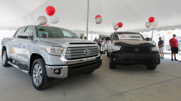 Американцу подарили новый пикап за миллионный пробег на Toyota Tundra Американцу подарили новый пикап за миллионный пробег на Toyota Tundra