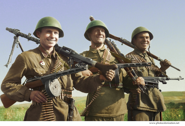 Моя колоризация &quot;Солдаты-гвардейцы с захваченным немецким стрелковым оружием&quot; колоризация, Photoshop, Великая Отечественная война