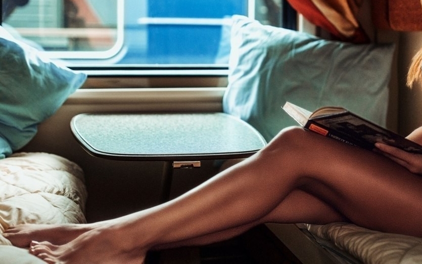Популярная модель раздвигает ноги в поезде 