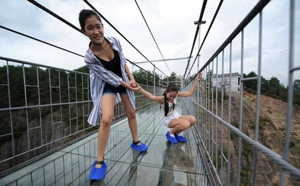 В Китае открыли новый стеклянный мост над бездной, который не каждый отважится перейти китай, стеклянный мост, высота, страх, длиннопост