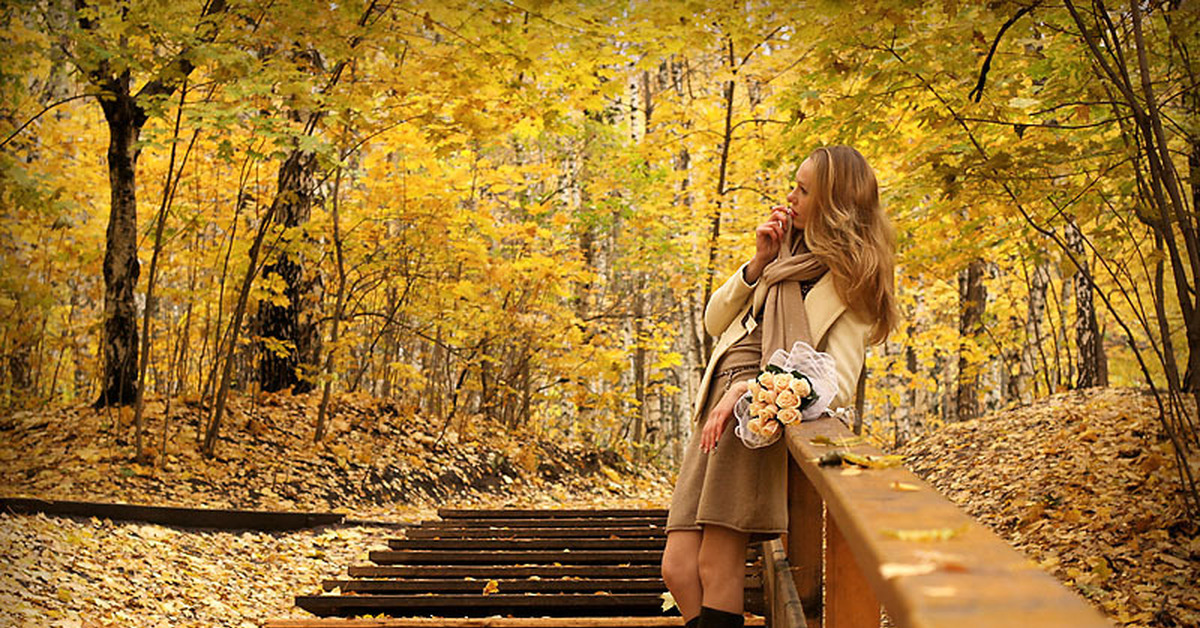 Женщина В Осеннем Парке Фото