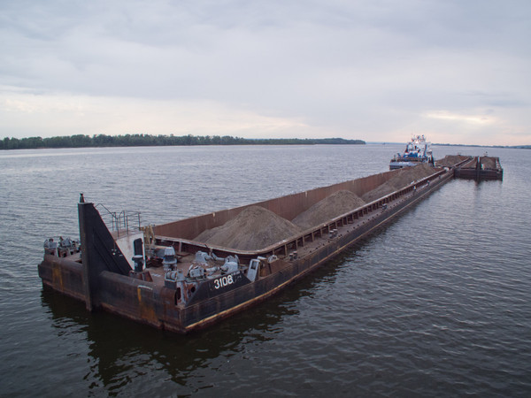 Бомжи-пираты отправились в плавание по Москве-реке на угнанной барже