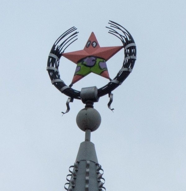 Звезда на шпиле здания в центре Воронежа