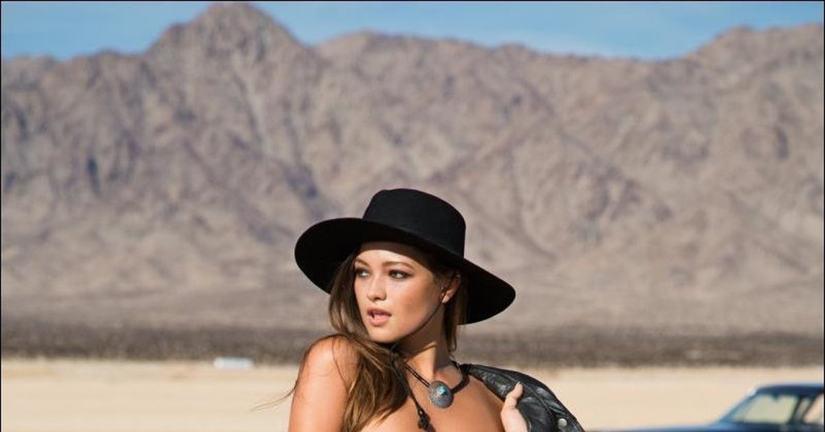 Chelsie Aryn позирует голышом в пустыне на фоне раритетного автомобиля