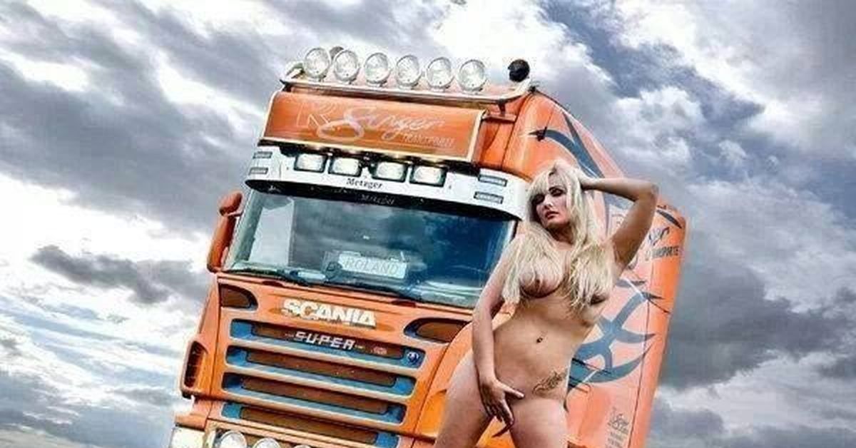 Голые девушки и грузовики 
