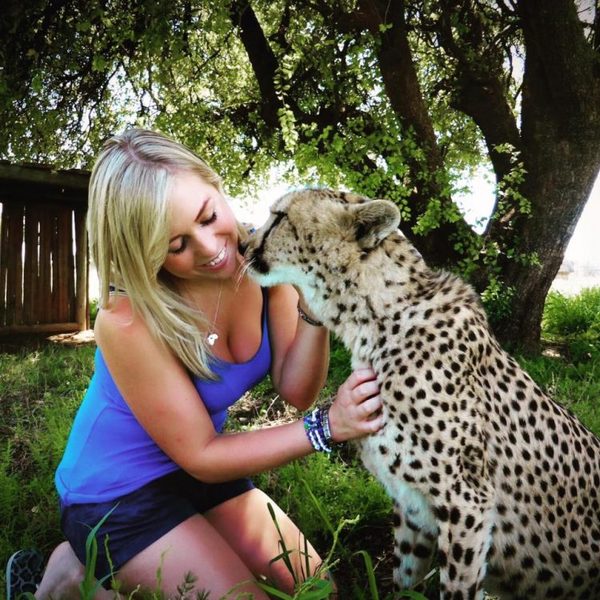 Она спасла котенка гепарда от охотников за трофеями... гепард, спасение, длиннопост