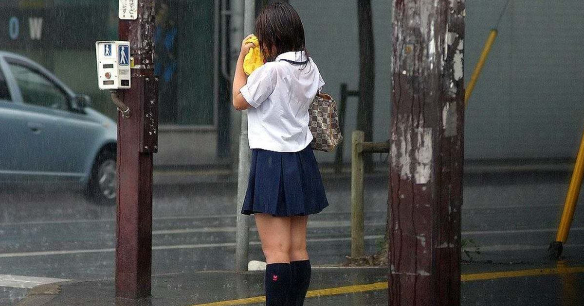 Японская школьница в короткой юбке оседлала резиновый дилдо после школы