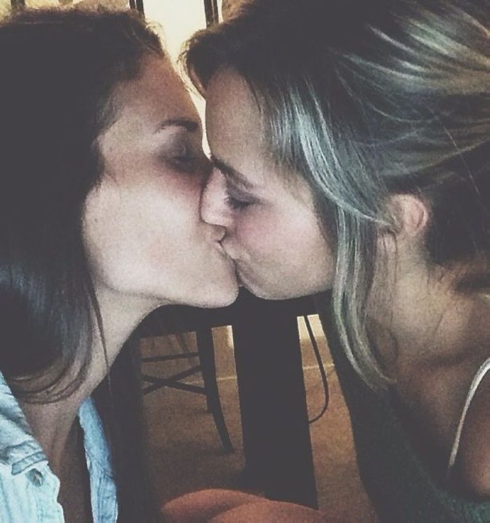 Домашние лесбиянки целуются перед камерой
