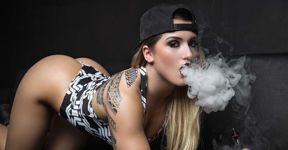 Арабская танцовщица курит и мастурбирует 