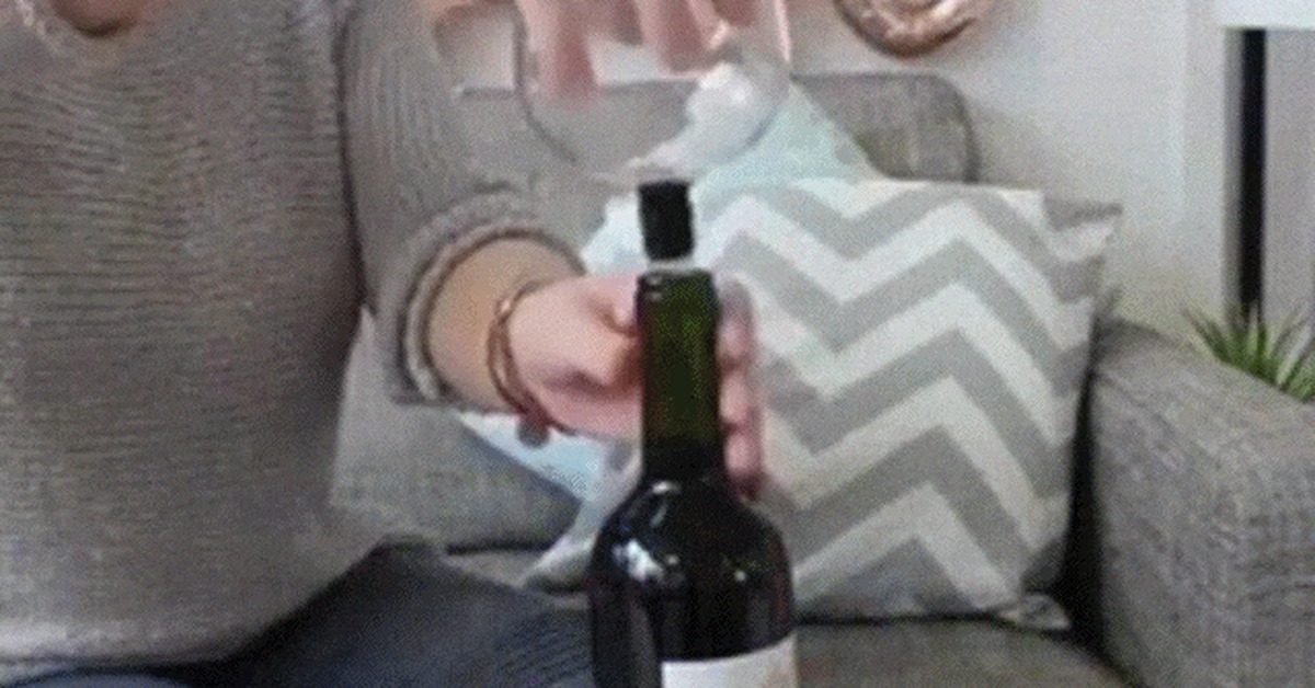 Зрелая брюнетка мастурбирует очко бутылкой вина