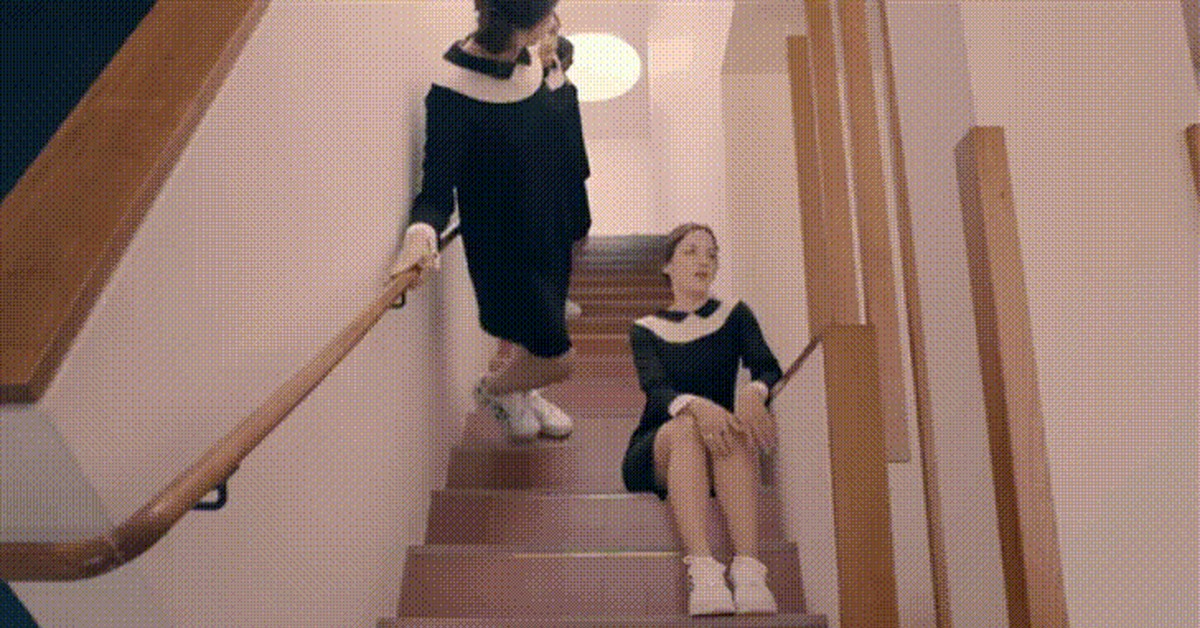 Горячий секс с хозяйкой на ступеньках лестницы
