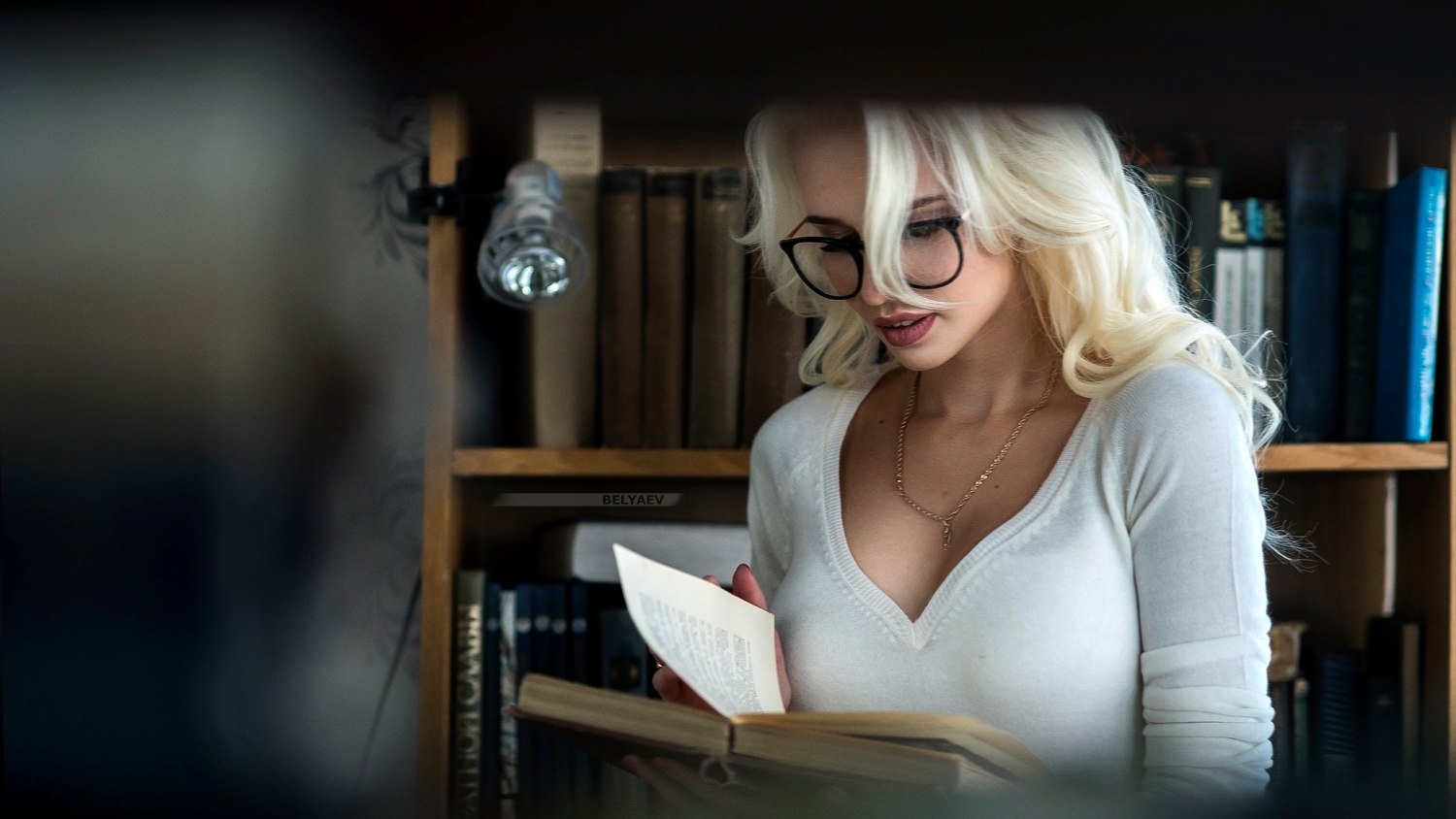 Молоденькая красавица с длинными волосами чпокается в библиотеке со спермой на очки