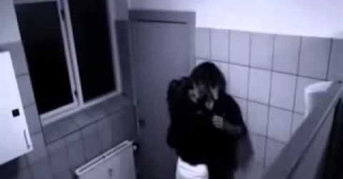 Русское с худенькой девушкой в туалете
