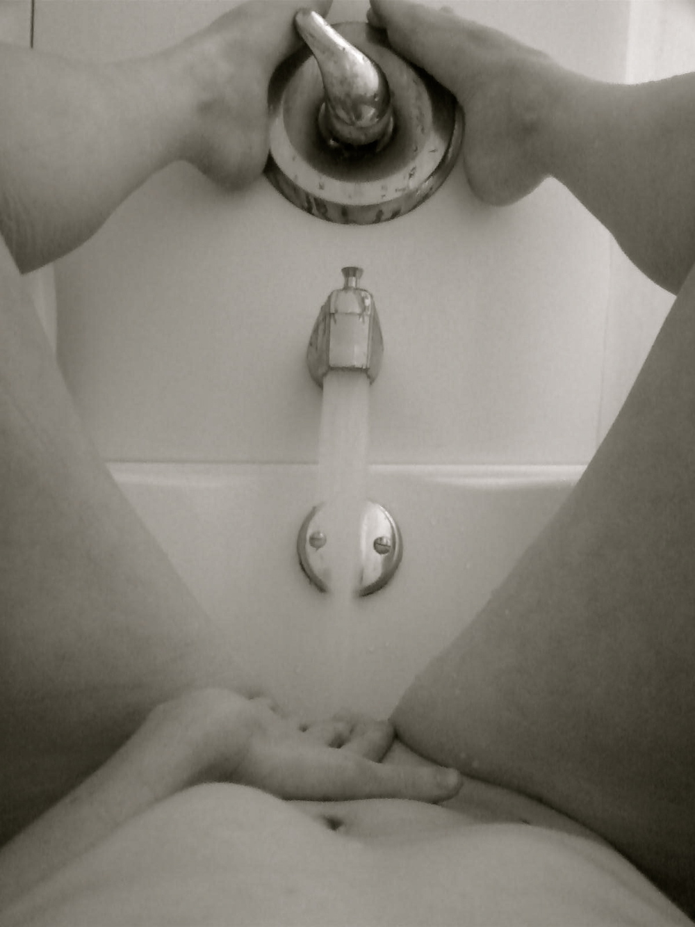 Мастурбация девушки в ванной
