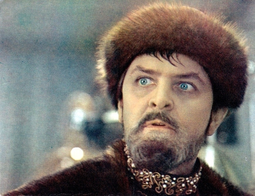 Ол фотода өзінің тесіктерін көрсетті.