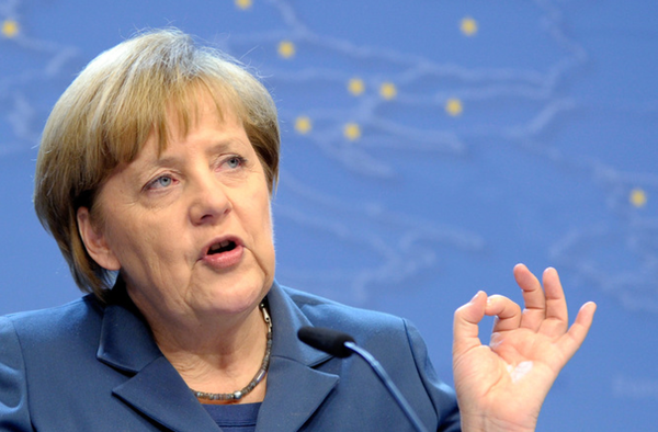 Немецкий политик привёз автобус с беженцами к резиденции Меркель