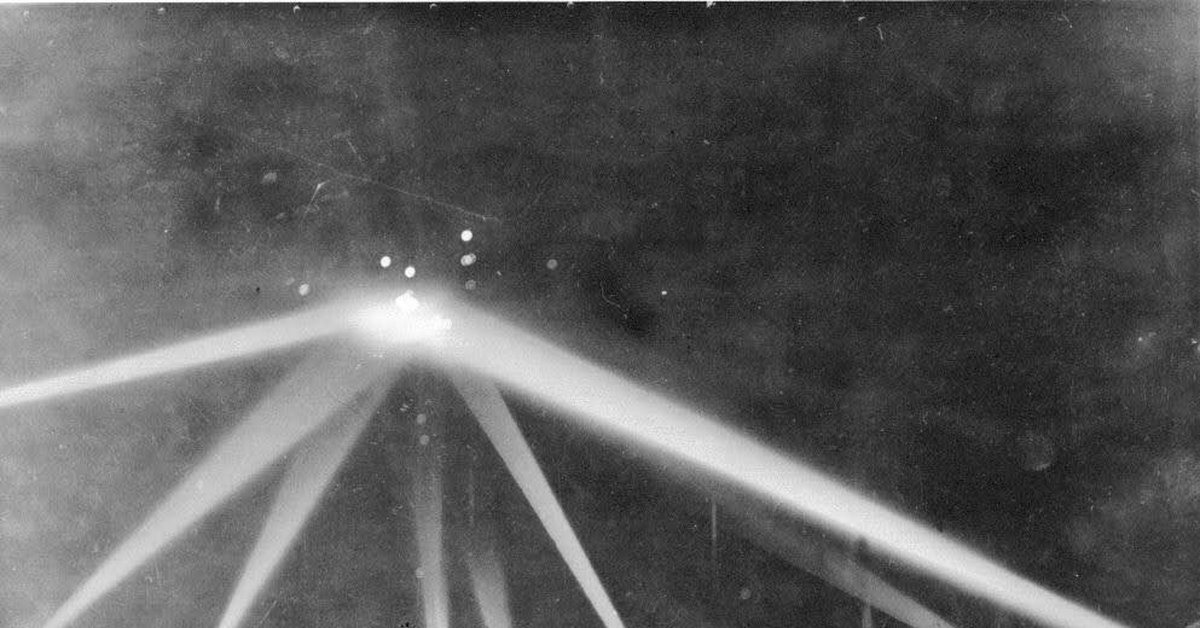 Осветительные ракеты вов. Луч прожектора пво над москвой. Прожекторы на войне. Прожектор пво второй мировой. Артиллерийский огонь.