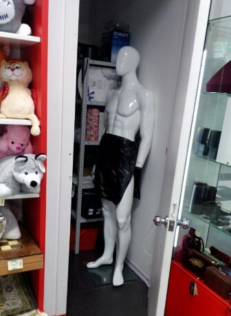 В подсобке в небольшом сувенирном магазинчике в Казани...