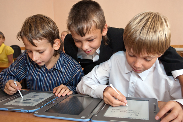 Павел Астахов хочет запретить детям в школах пользоваться гаджетами