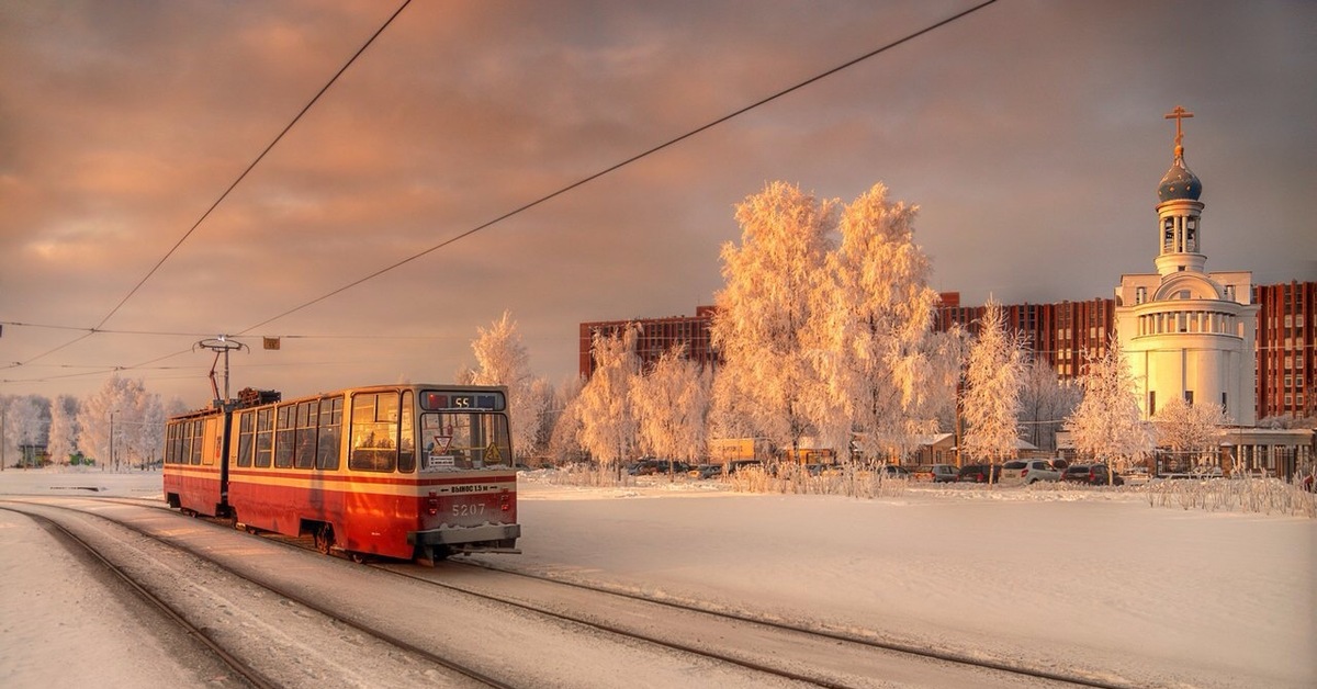 Russian transport. Трамваи Санкт-Петербурга зима. Трамвай в Питере зимой. Трамвай Санкт-Петербург зима вечер. Питер трамвай храм.