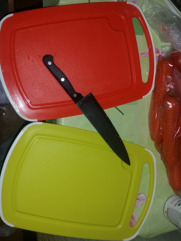 Теща купила две разделочные доски.На одной не видно морковь,а на второй лук.