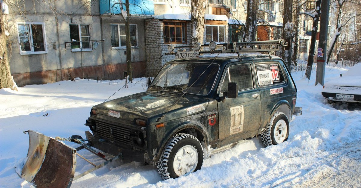 Нива курск. Нива в снегу. Нива в снегопад. Нива на сугробе.