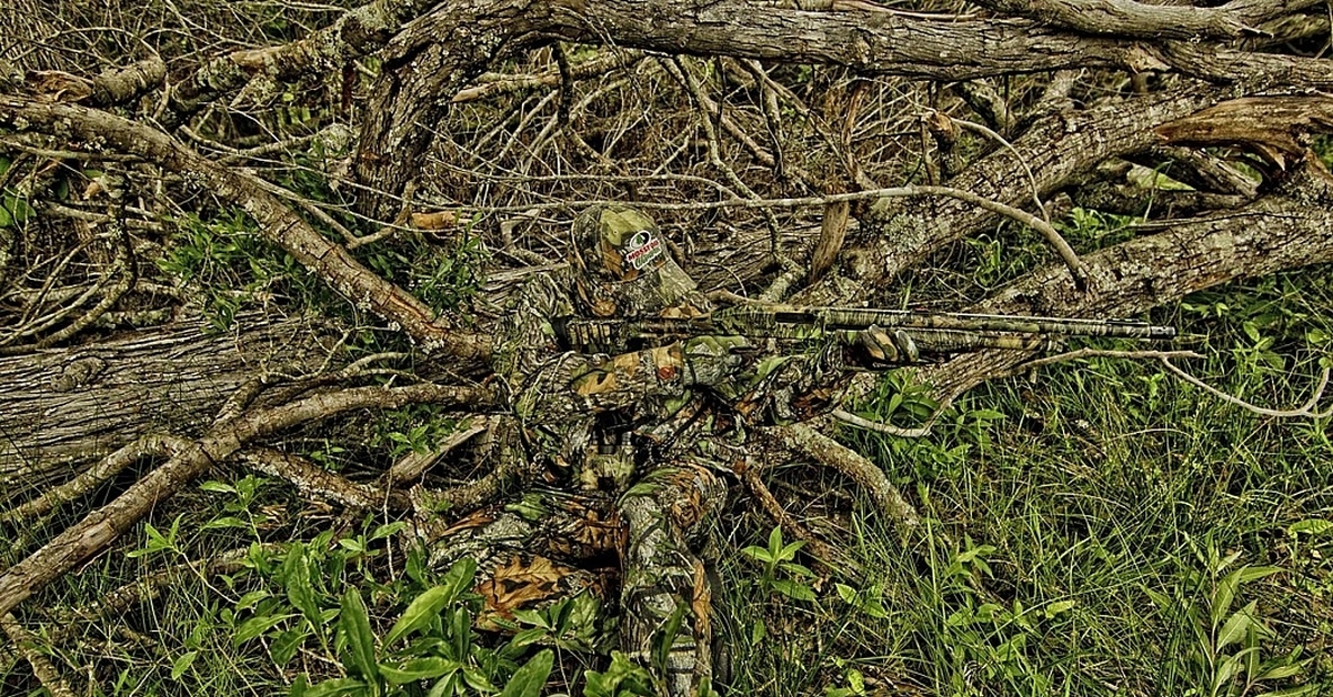 Замаскированный человек. Снайпер в камуфляже замаскированный. Mossy Oak 17 в 1. Снайперский Гили. Лесной камуфляж снайпера.