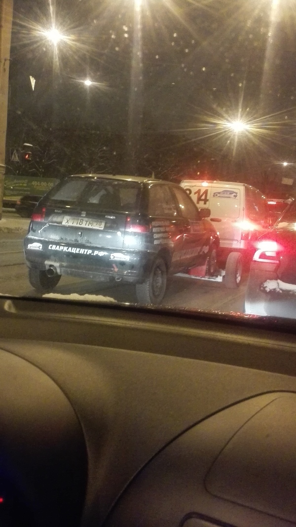 Креативная реклама сварки, костыль.Питер. | Пикабу