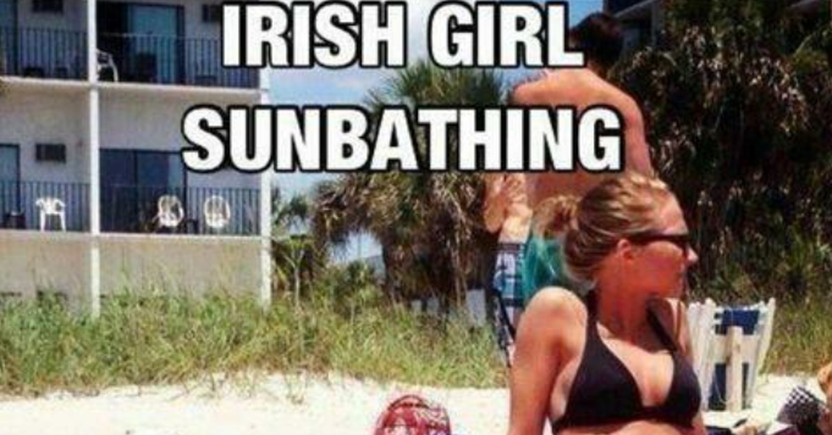 Ирландская девушка загорает. 