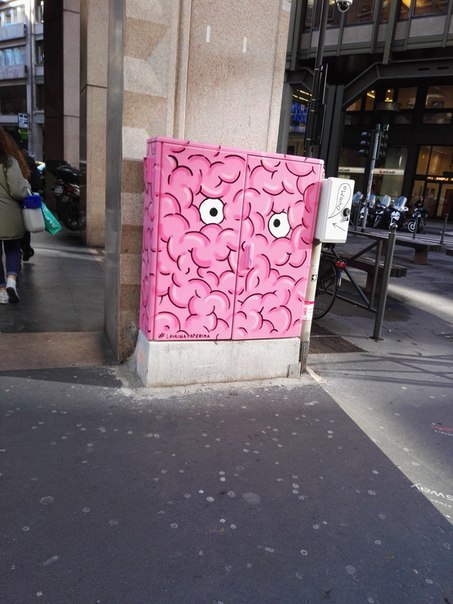 Гуляя по Милану нашли Кренга без скафандра.