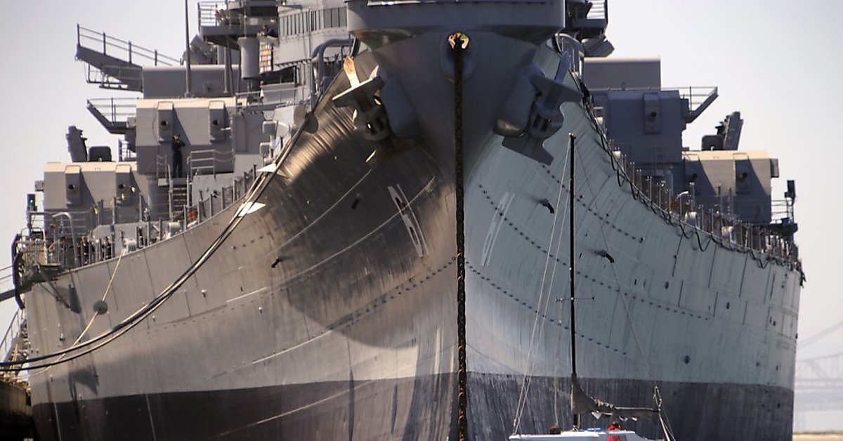 Самый крупный линкор. Линкор Айова. USS Iowa линкор. Корабль USS Iowa BB-61. USS Айова.