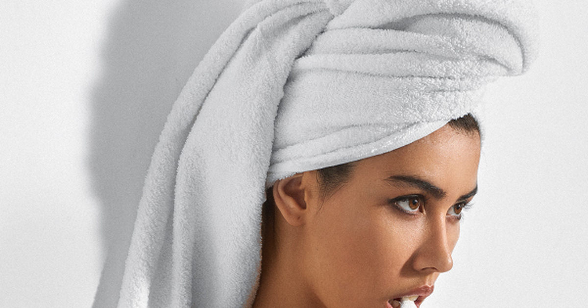Девушка с полотенцем на голове. Фотосессия в полотенце. Красивая девушка в полотенце. Картина девушка с полотенцем на голове.