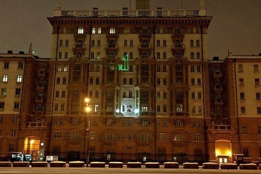 На жилом доме напротив посольства США в Москве неизвестные вывесили плакат с надписью Obama killer Барак Обама, Киллер, Убийца, Политика, Посольство, Россия, Владимир Путин, Длиннопост