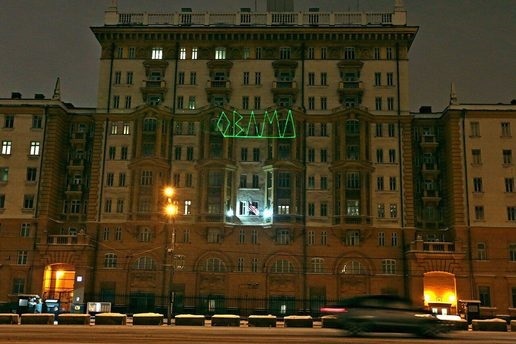 На жилом доме напротив посольства США в Москве неизвестные вывесили плакат с надписью Obama killer Барак Обама, Киллер, Убийца, Политика, Посольство, Россия, Владимир Путин, Длиннопост