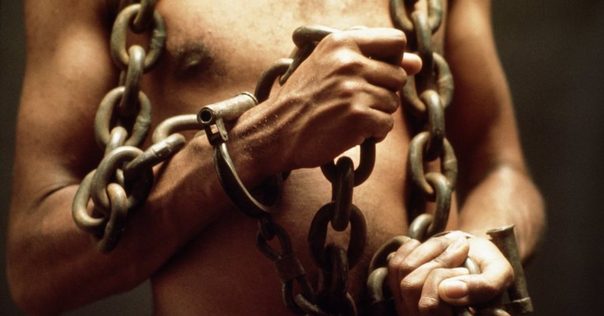 Торговля людьми и похищения. Раб на цепи. Человек в кандалах. Руки в цепях раб. Раб разрывающий цепи.