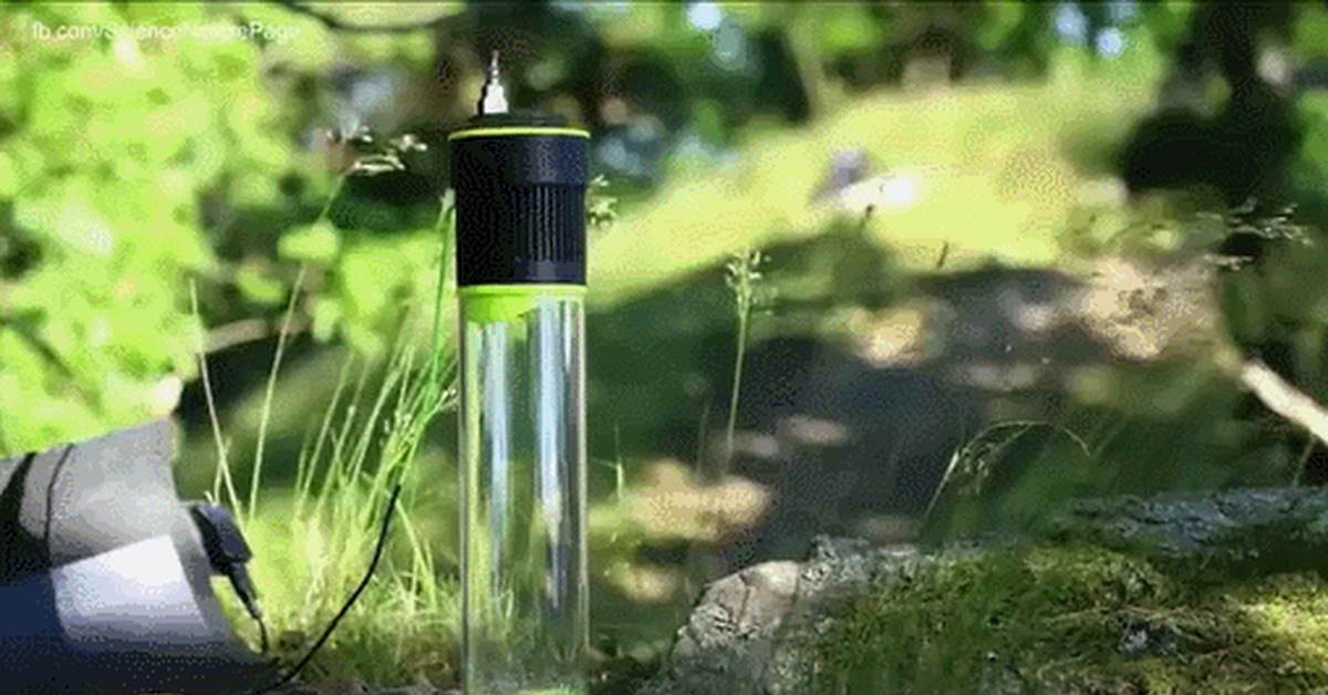 Воду освещают зеленым. Генератор воды из воздуха. Питьевая вода из воздуха. Конденсат на бутылке. Фляжка для сбора воды из атмосферы.