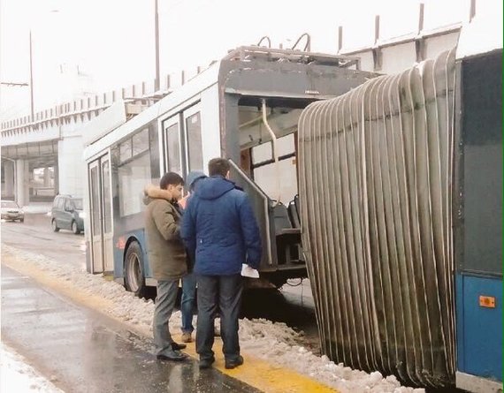 На Мичуринском проспекте разломился пополам троллейбус
