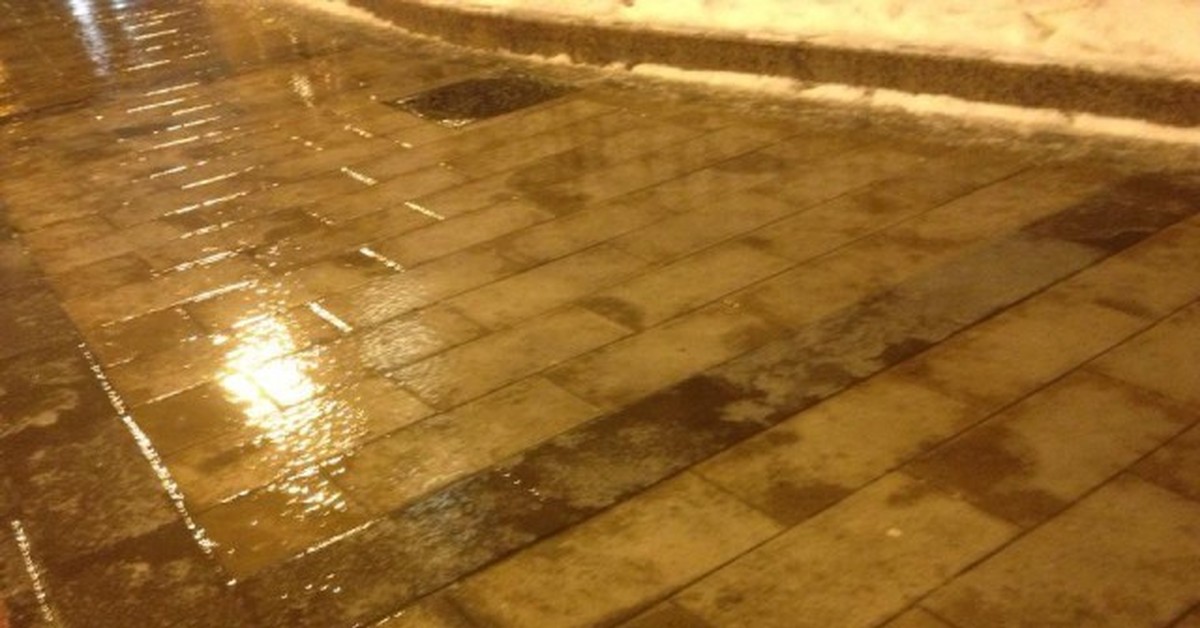 Нескользящее покрытие для крыльца. Плитка москва тротуар. Скользкая плитка на крыльце. Скользкая плитка на улица. Противоскользящее покрытие gummi.