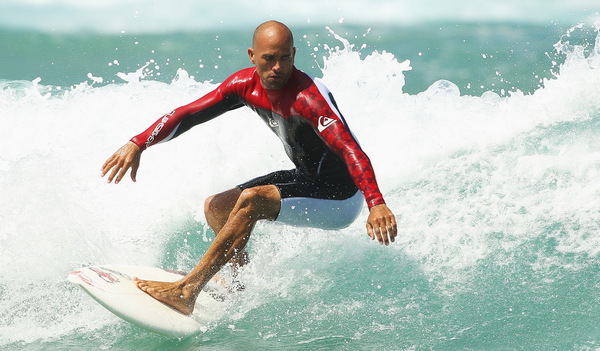 11-кратный чемпион мира по сёрфингу 43-летний Келли Слейтер спас двухлетнего ребёнка и его мать на одном из пляжей на Гавайях.