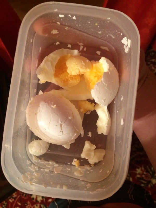 Увидел как трясут в контейнере варенные яйца и они чистятся..Радостный и наивный, решил попробовать Лайвфак...как там надо..а- профит!