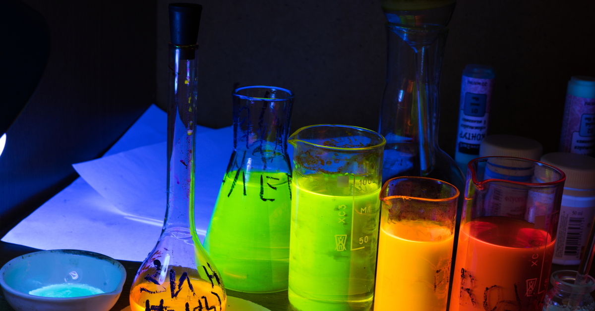 Цветная химия. Химические вещества. Красители химические вещества. Эксперименты с красками. Флуоресцентный раствор.
