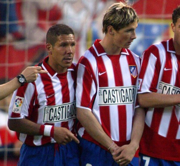 2004 год. Вряд ли Фернандо Торрес догадывался, что стоит в стенке рядом с будущим тренером.