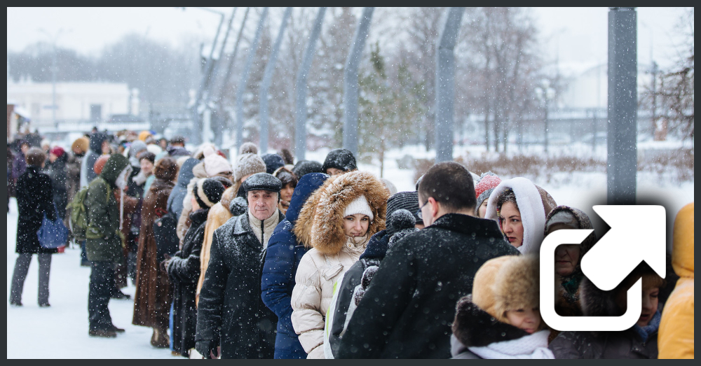 Всегда большая очередь. Толпа людей зимой. Очередь зима. Толпа людей на улице зимой. Толпа людей на улице Россия зима.