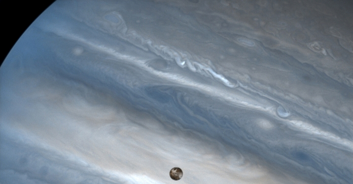 Луна в доме юпитера. Юпитер Планета Хаббл. Юпитер в телескоп Хаббл. Юпитер со спутника Хаббл. Юпитер Планета фото с телескопа Хаббл.
